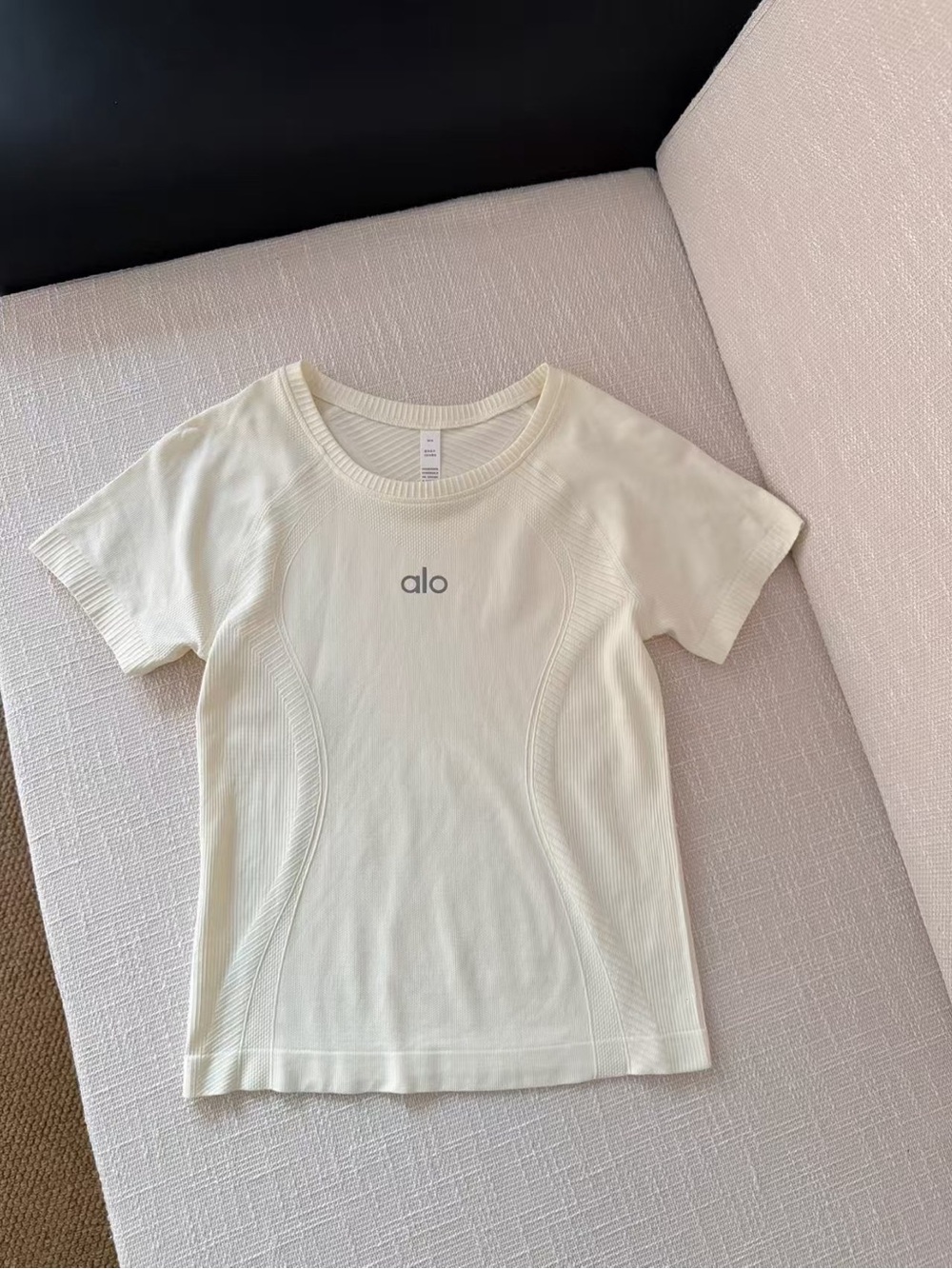 ALO Yoga Cream Short Sleeve Seamless Tee
